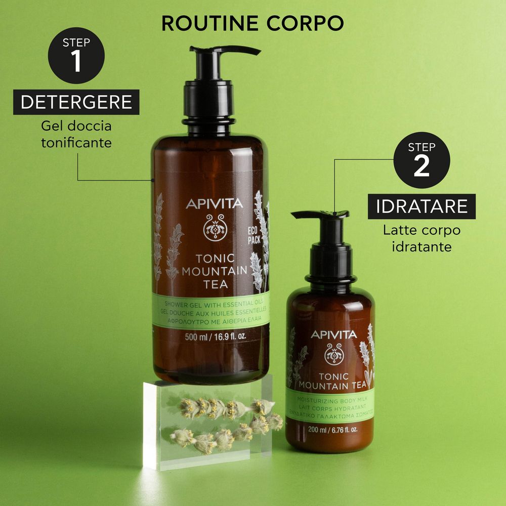 Zwei braune Pumpflaschen von APIVITA mit "Tonic Mountain Tea". Eine 500ml Duschgel-Flasche und eine 200ml Körperlotion-Flasche.