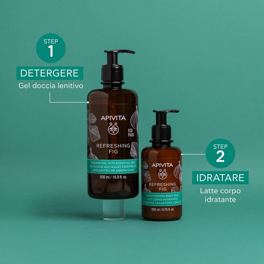 Due flaconi. Testo: Gel doccia lenitivo, Lattte corpo idratante. Flaconi: APIVITA, Refreshing Fig. Etichette. 500 ml, 250 ml.