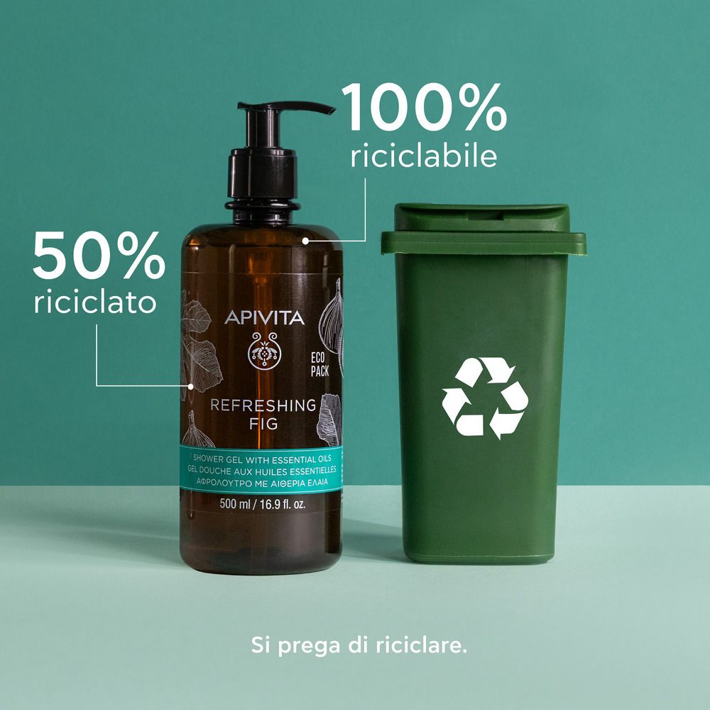 Flacone e bidone. Testo: 50% riciclato, 100% riciclabile. Flacone: APIVITA, Refreshing Fig. Etichetta. 500 ml. Simbolo riciclo.