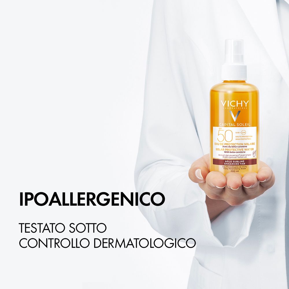 Vichy Capital Soleil Sonnenspray braun LSF 50. Flasche in Hand gehalten. Text: Ipoallergenico, Testato sotto controllo dermatologico.