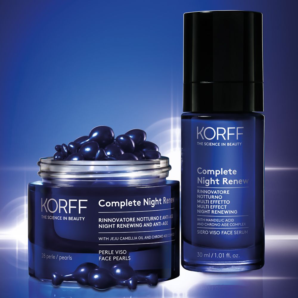 Zwei Produkte nebeneinander. Dose mit Perlen und Flasche. Aufschrift: KORFF, Complete Night Renew. 30 ml.