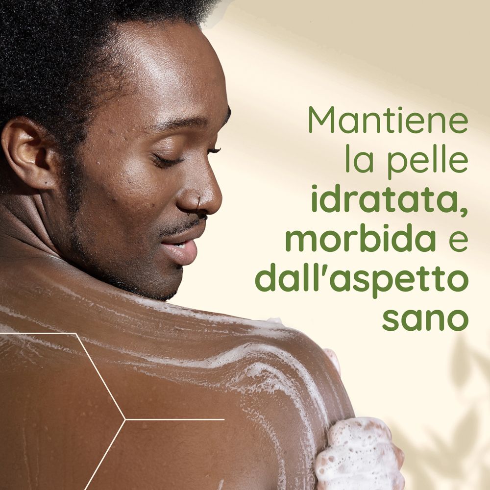 Uomo con schiuma sulla schiena. Testo: Mantiene la pelle idratata, morbida e sana.