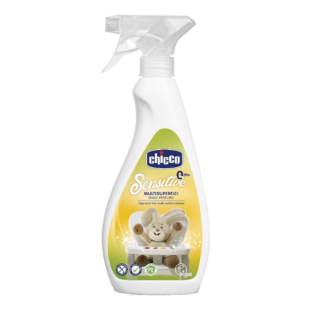 Flacone spray bianco con etichetta verde. Scritta: Chicco Sensitive Multisuperfici. Immagine di un coniglio su una sedia.