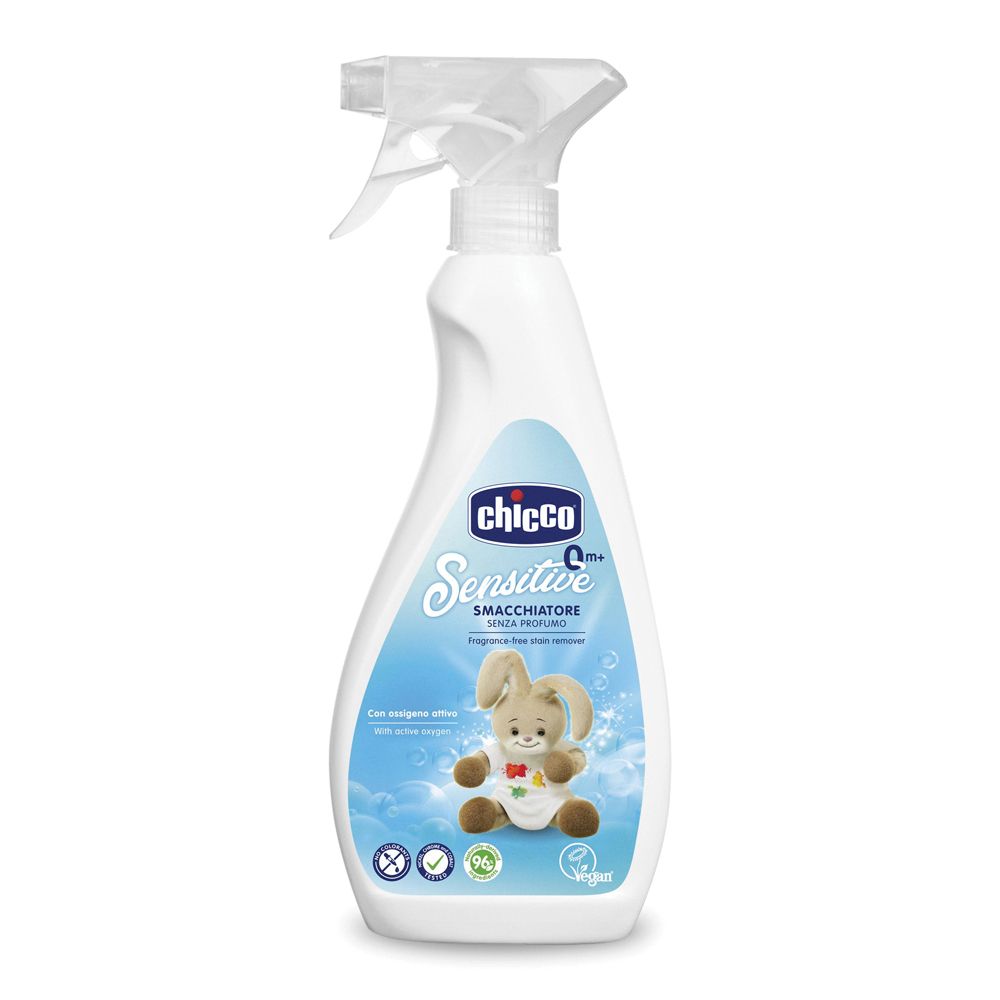 Flacone spray bianco con etichetta blu. Scritta: Chicco Sensitive Smacchiatore. Immagine di un orsacchiotto. Sigillo vegano.