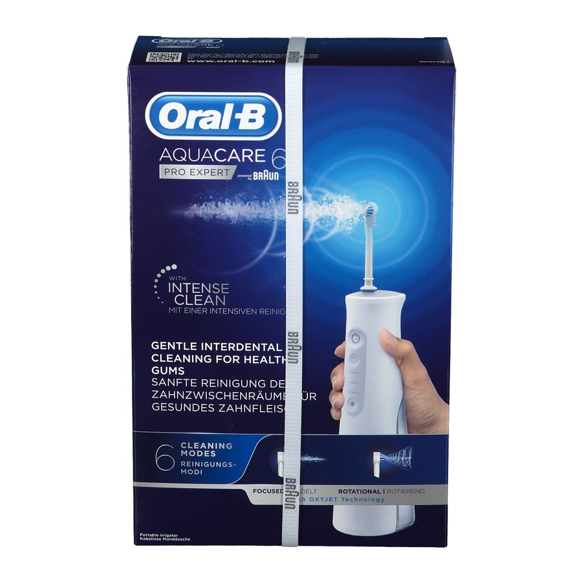 Verpackung Oral-B Aquacare 6 Pro-Expert. Blaue Box mit weißem Band. Munddusche in Hand, Text: Intense Clean, 6 Modi.