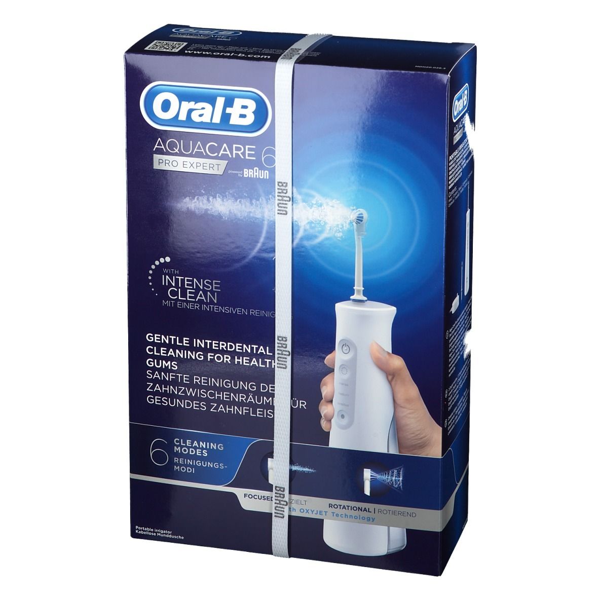 Verpackung Oral-B Aquacare 6 Pro-Expert. Blaue Box mit weißem Band. Munddusche in Hand, Text: Intense Clean, 6 Modi.