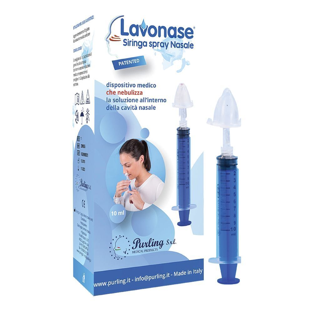 Siringa spray nasale con confezione. Siringa blu, 10 ml. Donna usa il prodotto. Marchio: Lavonase.