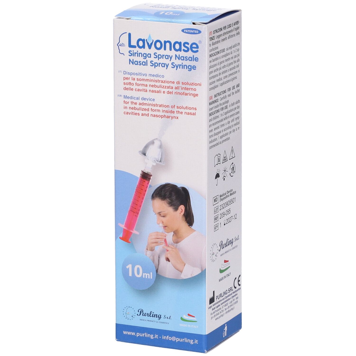 Confezione per siringa spray nasale. Liquido rosso nella siringa, 10 ml. Donna usa il prodotto. Marchio: Lavonase.