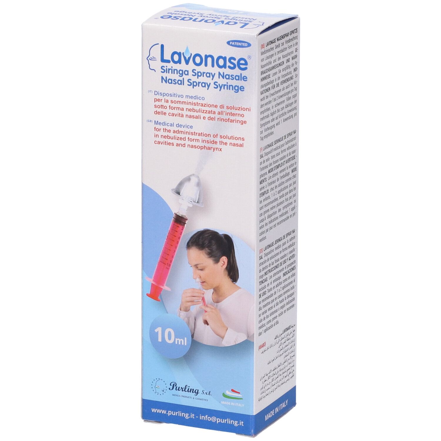 Confezione per siringa spray nasale. Liquido rosso nella siringa, 10 ml. Donna usa il prodotto. Marchio: Lavonase.