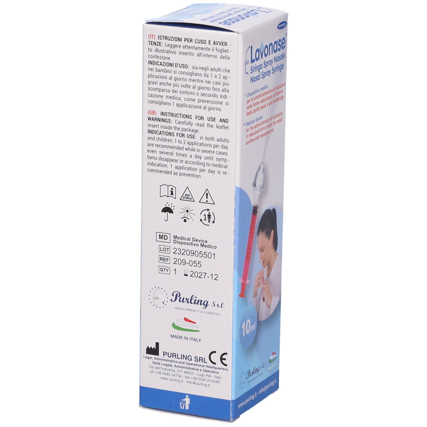 Confezione per siringa spray nasale. Liquido rosso nella siringa, 10 ml. Donna usa il prodotto. Marchio: Lavonase.