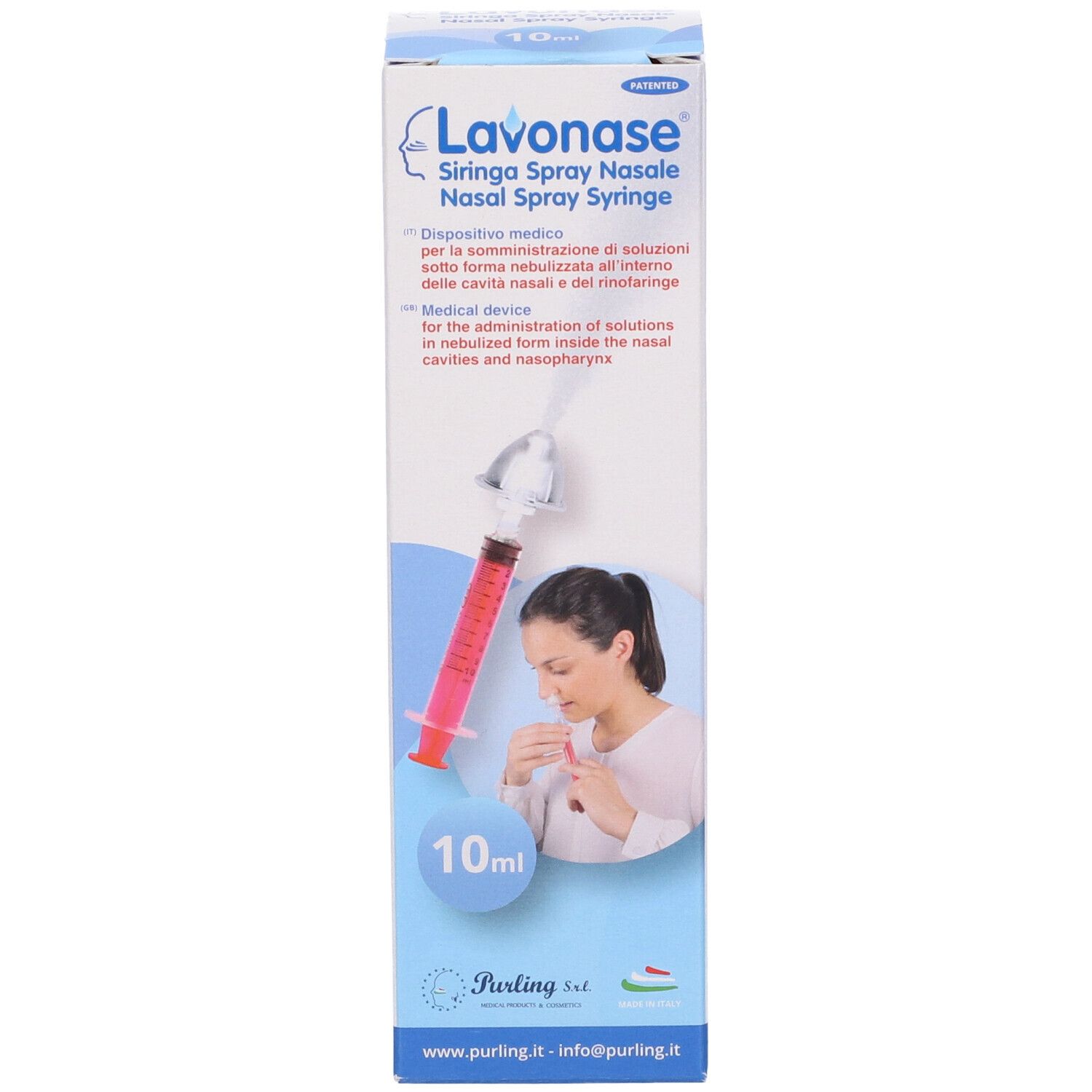 Confezione per siringa spray nasale. Liquido rosso nella siringa, 10 ml. Donna usa il prodotto. Marchio: Lavonase.