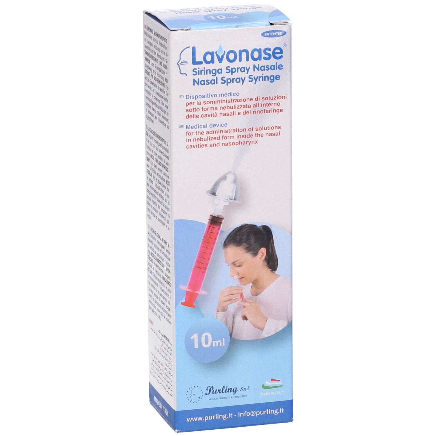 Confezione per siringa spray nasale. Liquido rosso nella siringa, 10 ml. Donna usa il prodotto. Marchio: Lavonase.