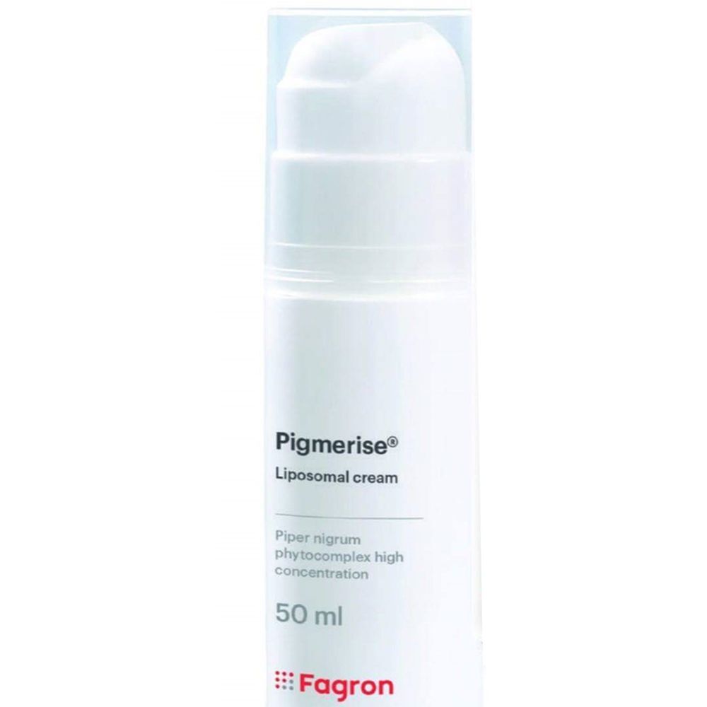 Flacone bianco con dosatore. Scritta: Pigmerise, crema liposomiale, 50 ml. Marchio: Fagron.