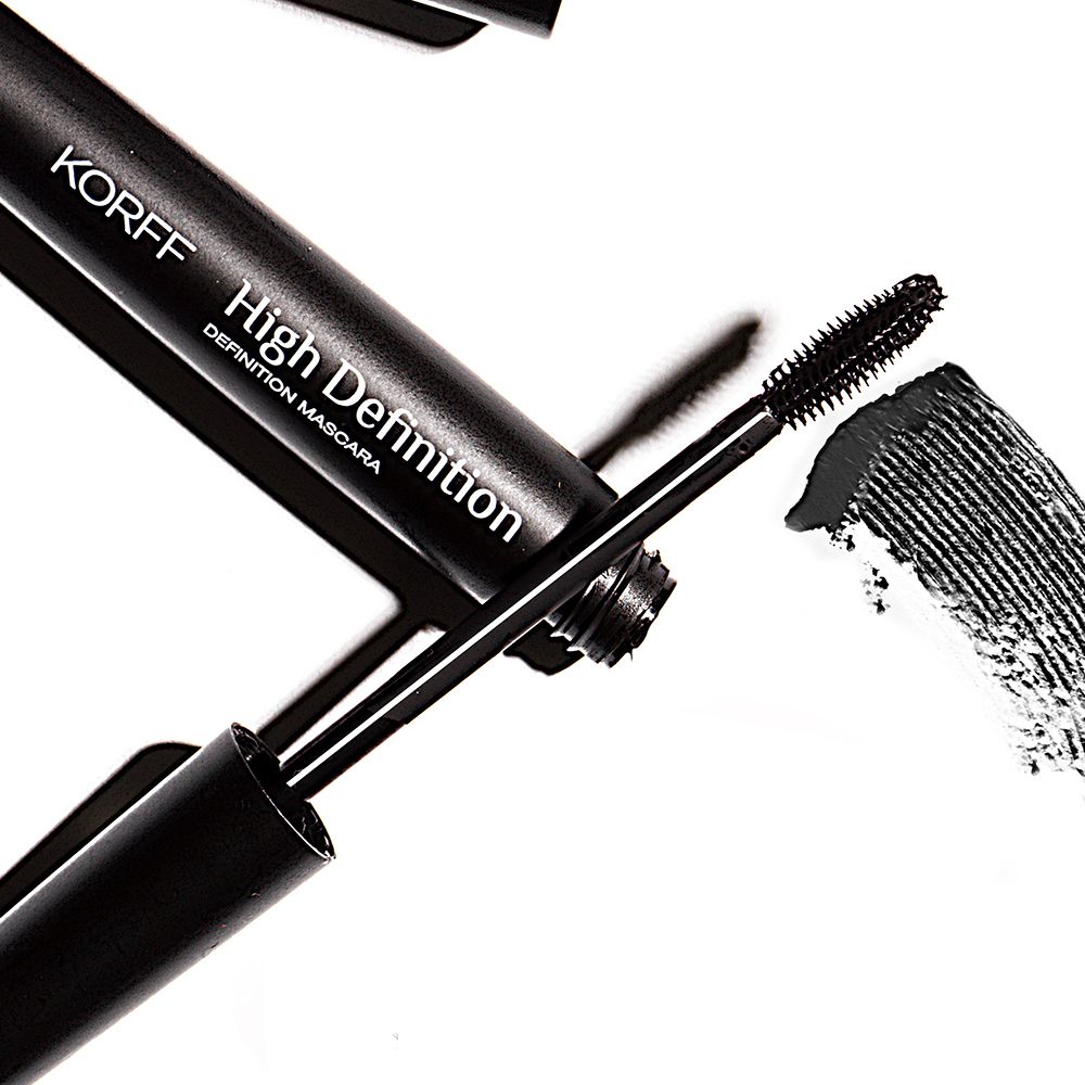KORFF High Definition Mascara. Mascara noire avec brosse. Tracé de mascara.