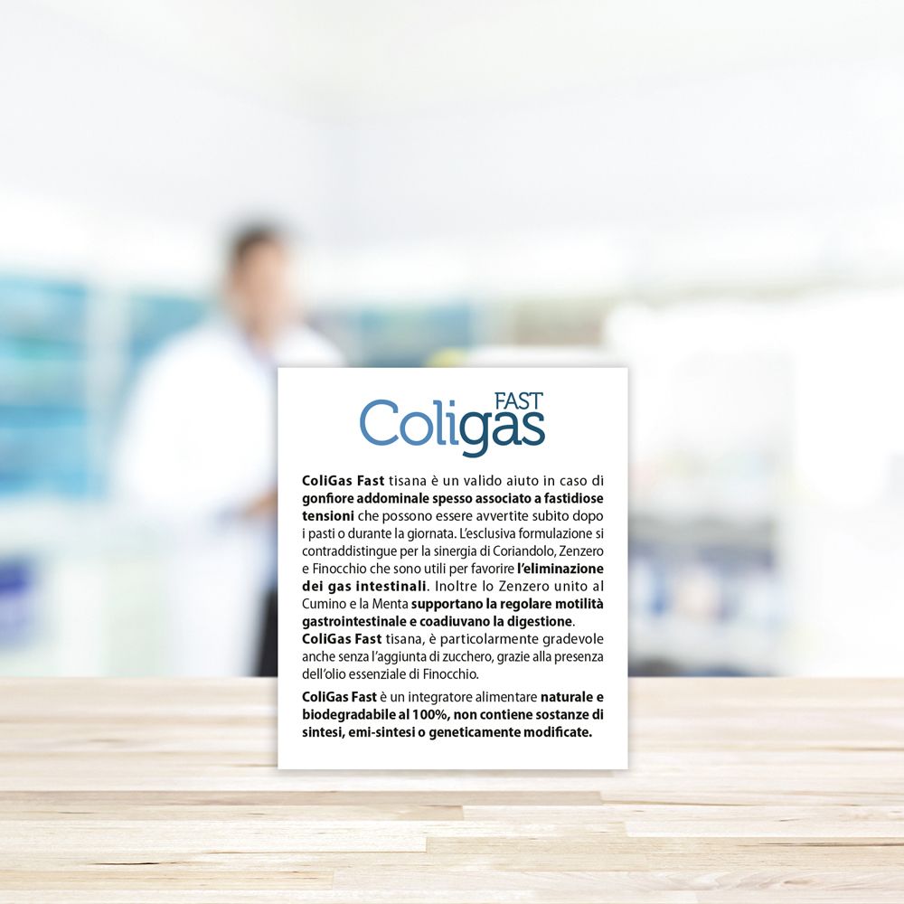 Aboca Coligas Fast Tisana-Packung. Produktname in Weiß auf blauem Hintergrund. Hintergrund: verschwommen.