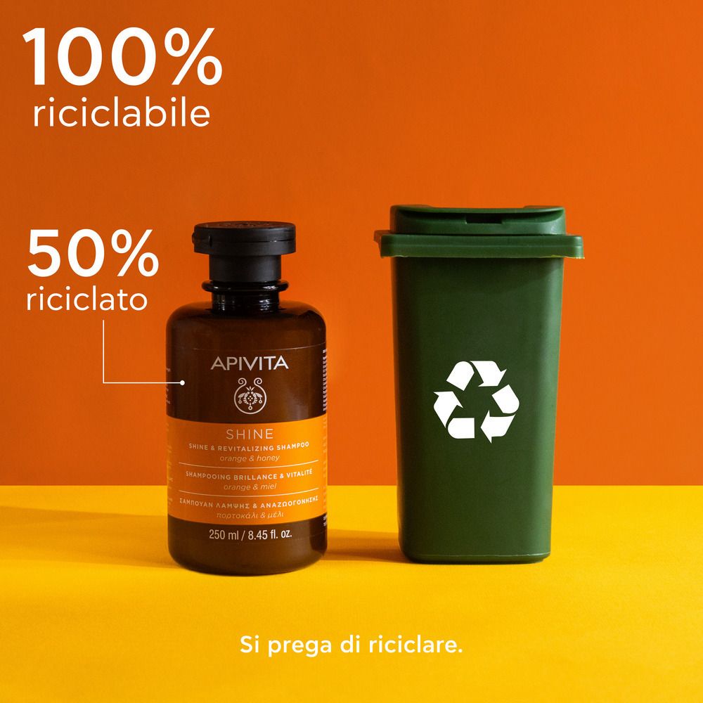 Flacone di shampoo accanto a un bidone verde. Testo: 100% riciclabile, 50% riciclato. Si prega di riciclare.