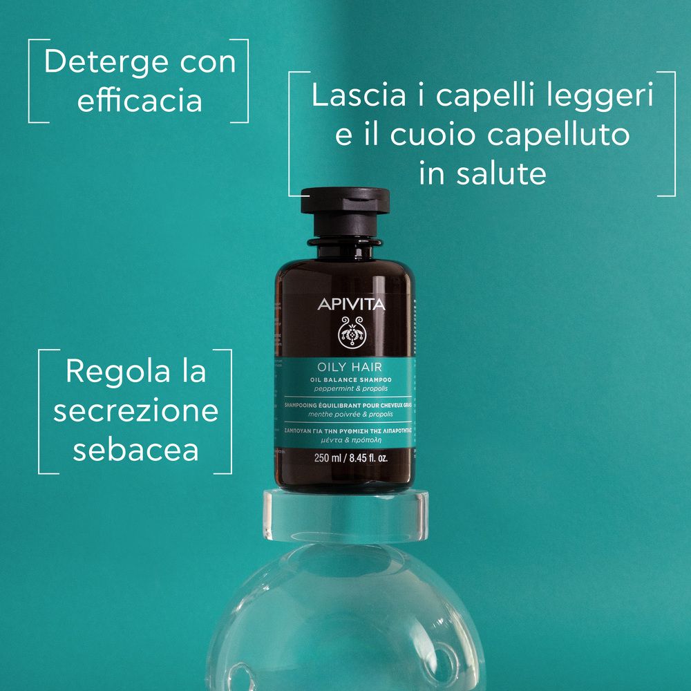 Flacon sur verre. Textes: Nettoie efficacement, Laisse les cheveux légers et le cuir chevelu sain, Régule la sécrétion sébacée.
