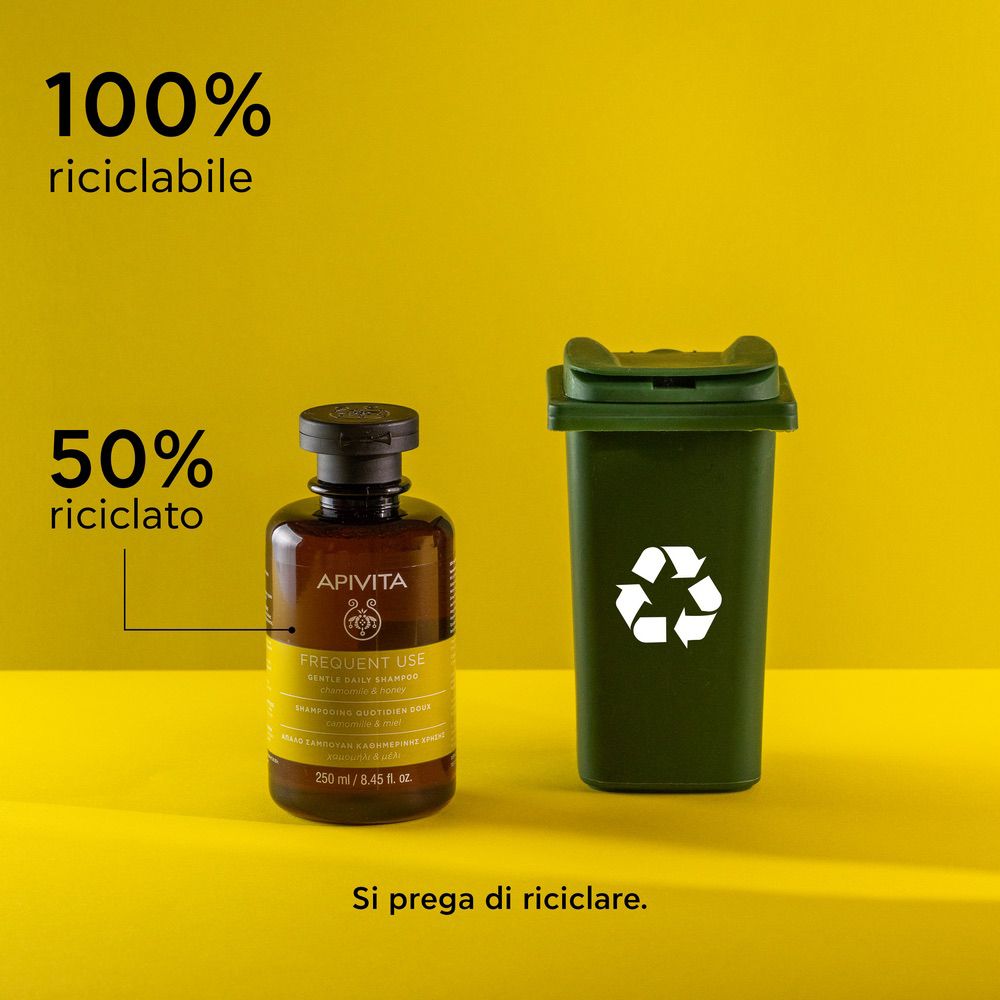 Flacone di shampoo accanto a un bidone verde con simbolo di riciclaggio. Testo: 100% riciclabile.