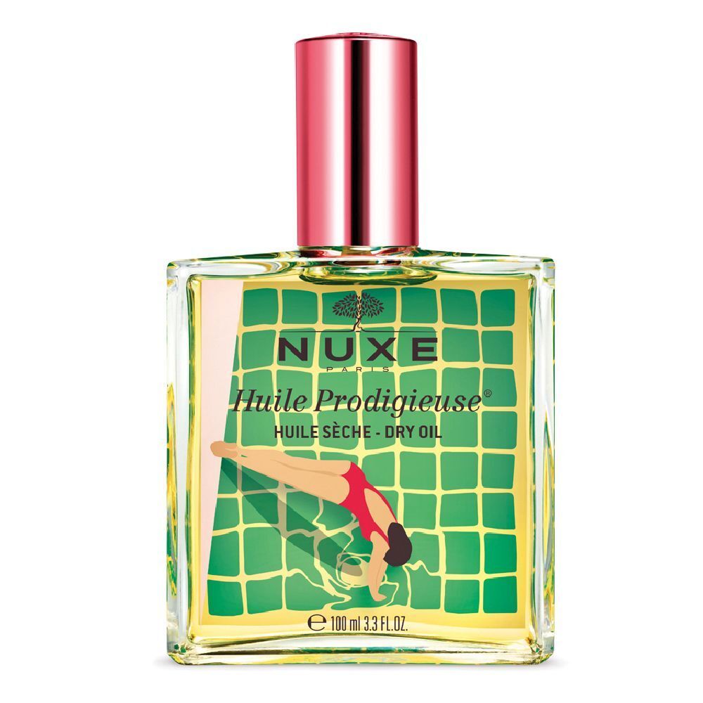 Quadratische Glasflasche mit pinkfarbenem Deckel. Aufdruck: Nuxe Huile Prodigieuse, Frau beim Schwimmen. Grün-gelber Hintergrund.