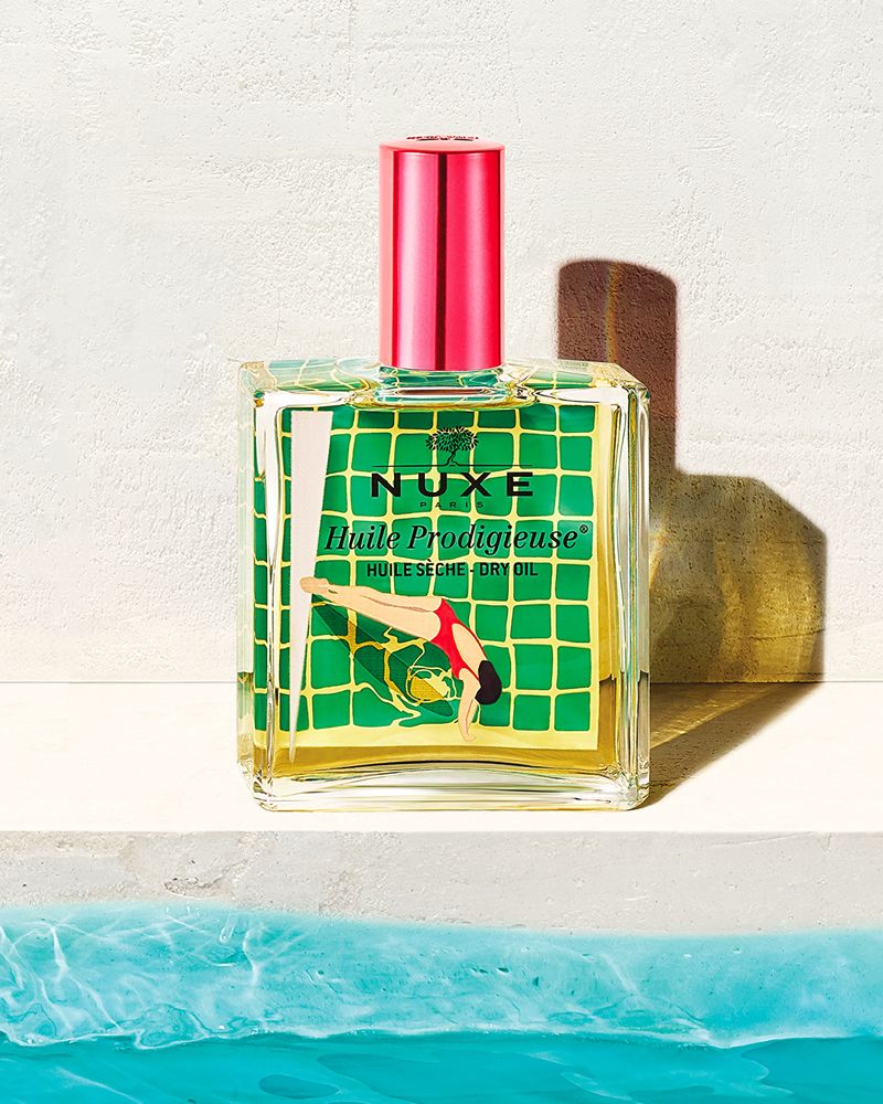 Glasflasche mit pinkfarbenem Deckel. Aufdruck: Nuxe Huile Prodigieuse, Frau beim Schwimmen. Grün-gelber Hintergrund. Wasserbecken.