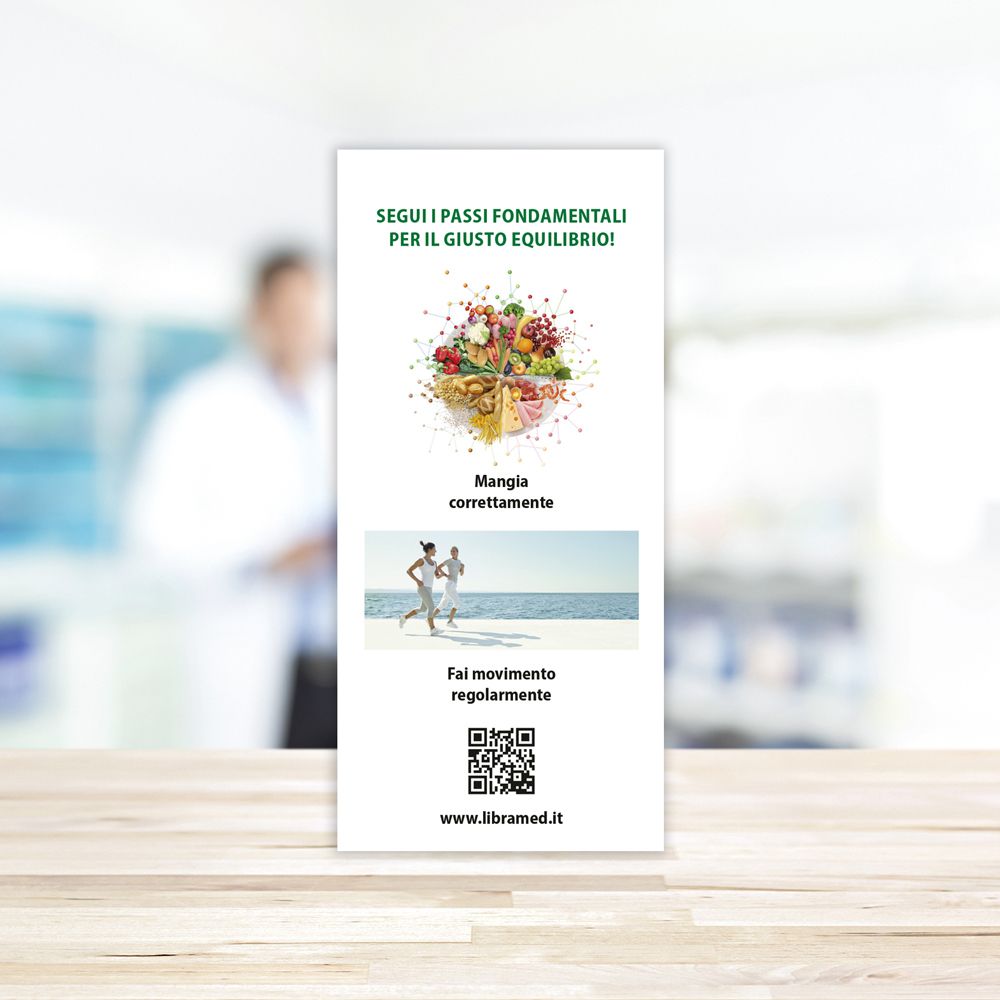 Werbetafel mit Tipps für einen gesunden Lebensstil. Text: Essen Sie richtig, bewegen Sie sich regelmäßig. QR-Code.