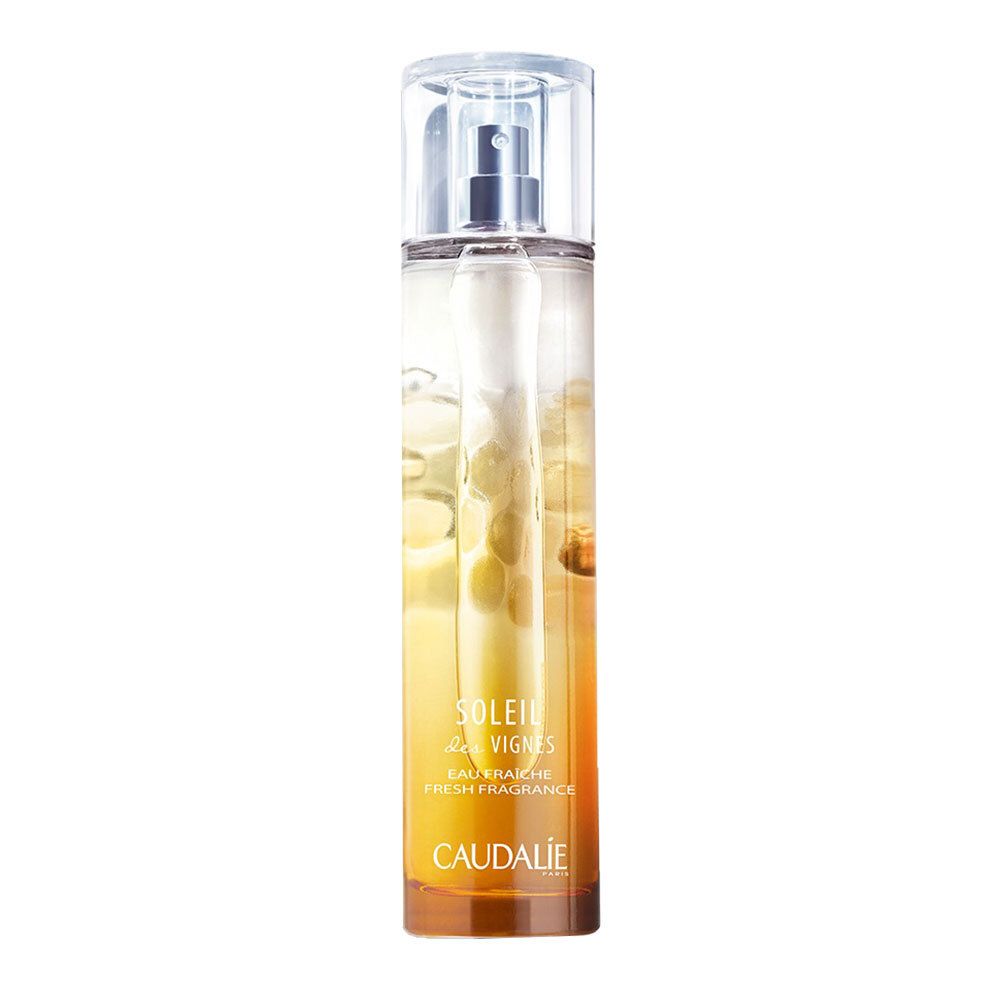 Flacone in vetro con vaporizzatore. Scritta: Soleil des Vignes, Eau Fraiche. Marchio: CAUDALIE.