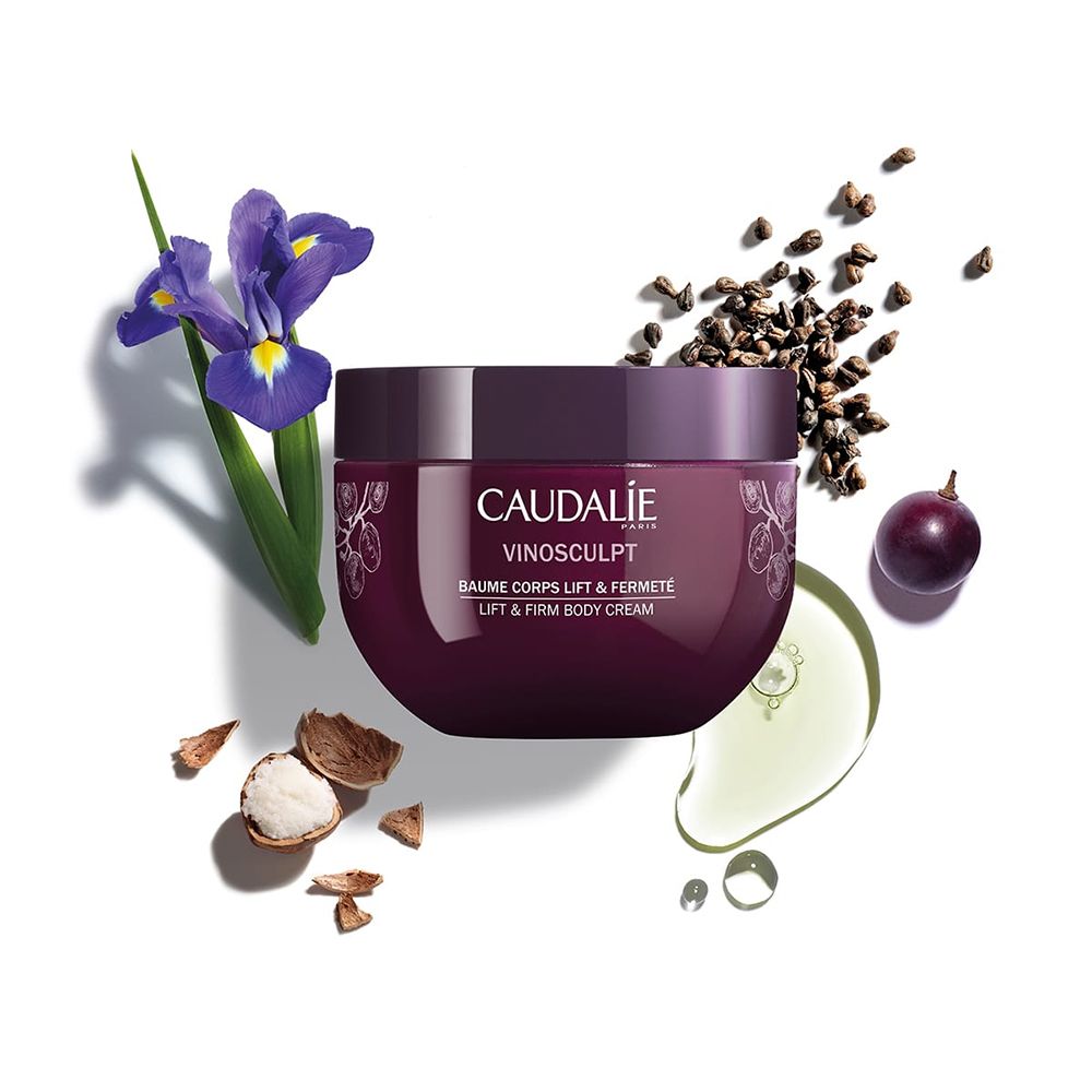 Vaso con iris, uva, fave di cacao e olio. Scritta: Caudalie, Vinosculpt, Baume Corps Lift & Fermeté.