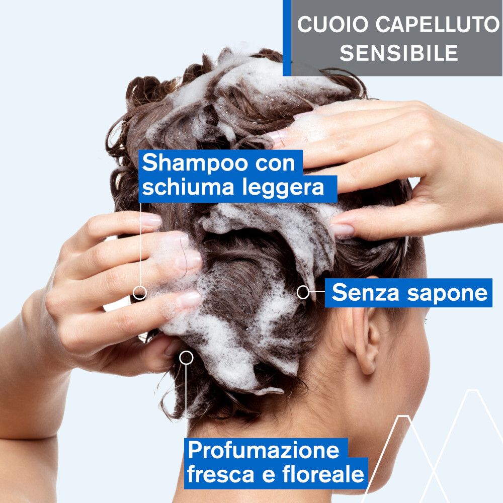 Persona che si lava i capelli con shampoo. Schiuma sulla testa. Testo: Shampoo con schiuma leggera, senza sapone.