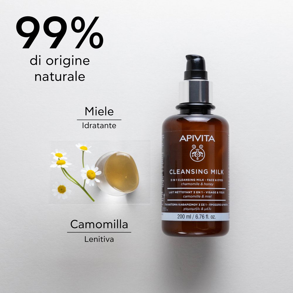 Flacone APIVITA CLEANSING MILK accanto a fiori di camomilla e miele. Testo: 99% di origine naturale.