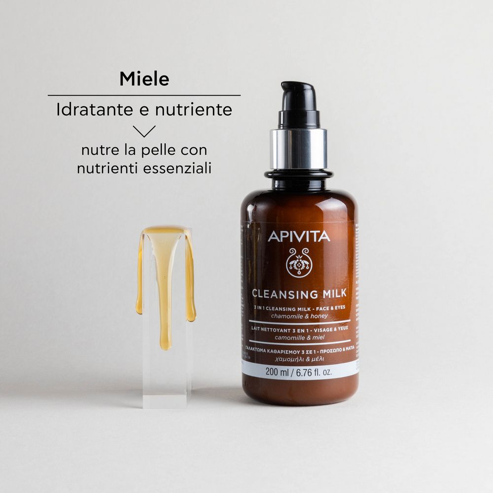Flacone APIVITA CLEANSING MILK accanto a miele. Testo: Nutre la pelle con nutrienti essenziali.