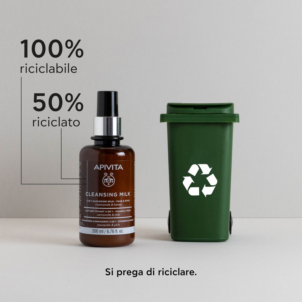Flacone APIVITA CLEANSING MILK accanto a un bidone. Testo: 100% riciclabile, 50% riciclato. Riciclare.