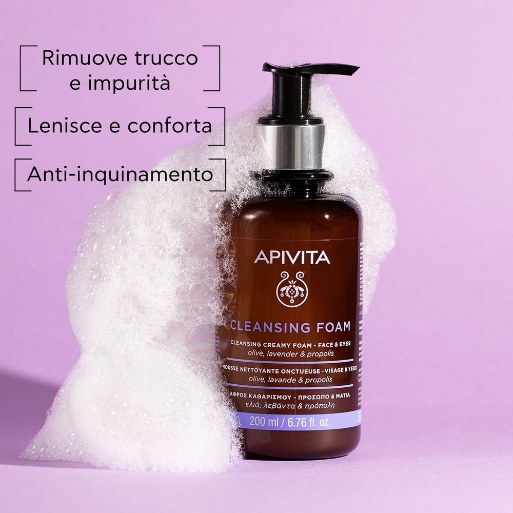 Flacone marrone con schiuma. Testo: APIVITA, Cleansing Foam. Testo in italiano.