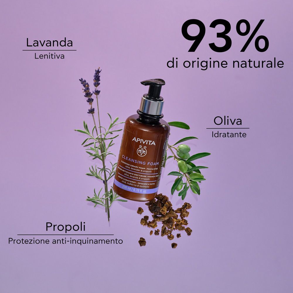Flacone marrone con lavanda, ramo d'ulivo e propoli. Testo: APIVITA, Cleansing Foam. 93% naturale.