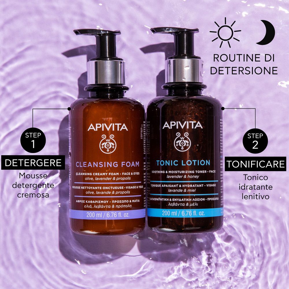 Due flaconi: APIVITA Cleansing Foam e Tonic Lotion. Testo: Routine di detersione. Sole e luna.