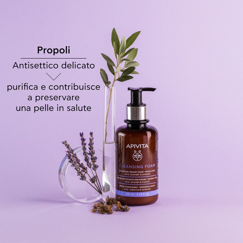 Flacone marrone con lavanda, ramo e propoli. Testo: APIVITA, Cleansing Foam. In vaso.