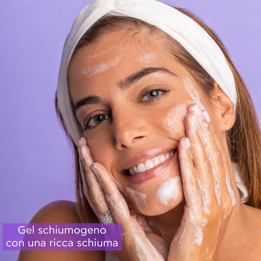 Donna si lava il viso con schiuma. Testo: Gel schiumogeno con una ricca schiuma.
