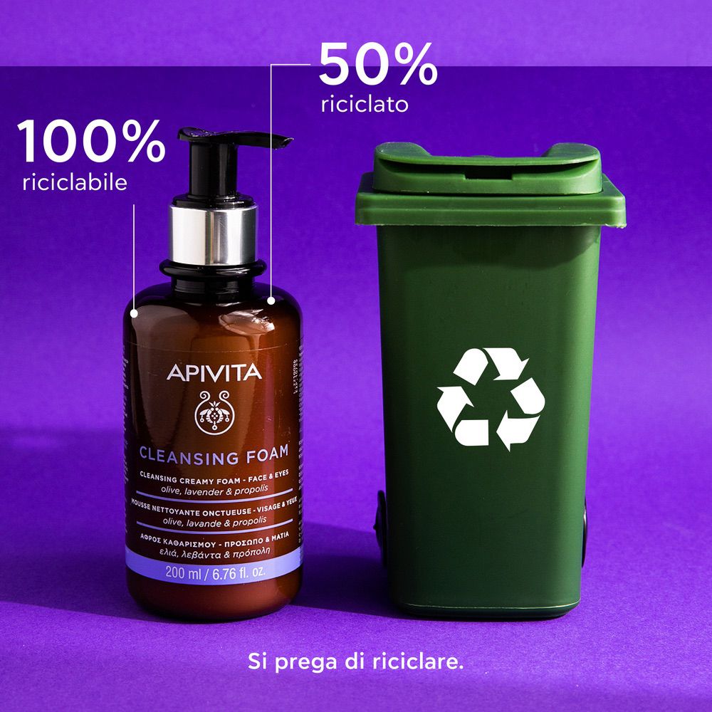Flacone accanto a un bidone. Testo: APIVITA, Cleansing Foam. 100% riciclabile, 50% riciclato.