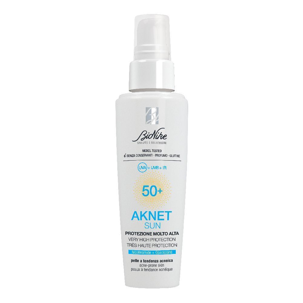 Flacon blanc avec vaporisateur. Inscription : Bionike, AKNET SUN SPF 50+. Texte en italien et en français.