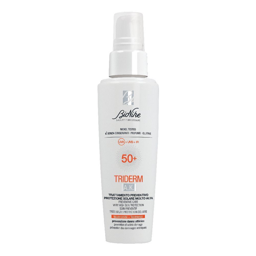 Flacone bianco con erogatore spray. Scritta: BioNike, Triderm A.K. SPF 50+. Protezione solare.