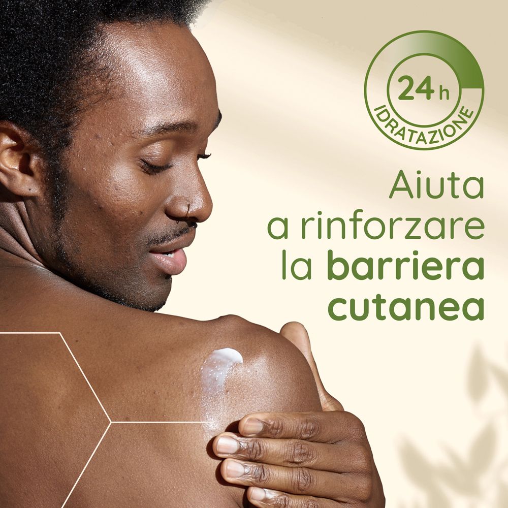 Uomo applica crema sulla spalla. Testo: Aiuta a rinforzare la barriera cutanea. Idratazione 24h.
