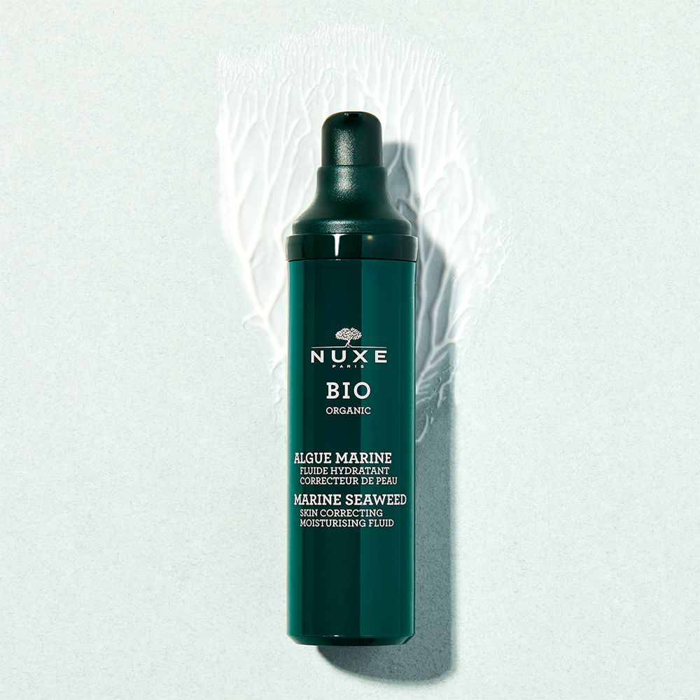 Flacon vert avec pompe noire. Inscription: NUXE BIO, Algue Marine, Marine Seaweed.