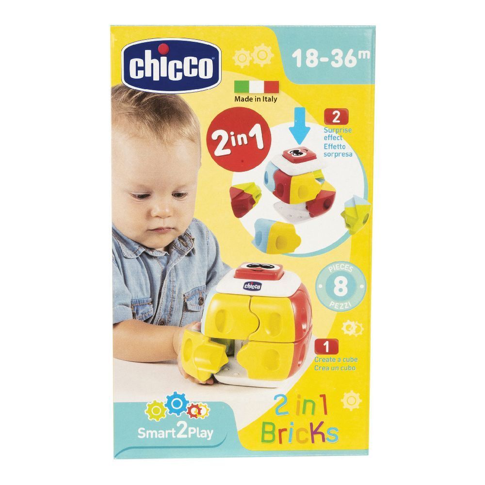 Confezione con bambino e giocattolo. Il giocattolo è un kit di costruzione di cubi 2 in 1 con 8 pezzi. Visibile il nome "Chicco".