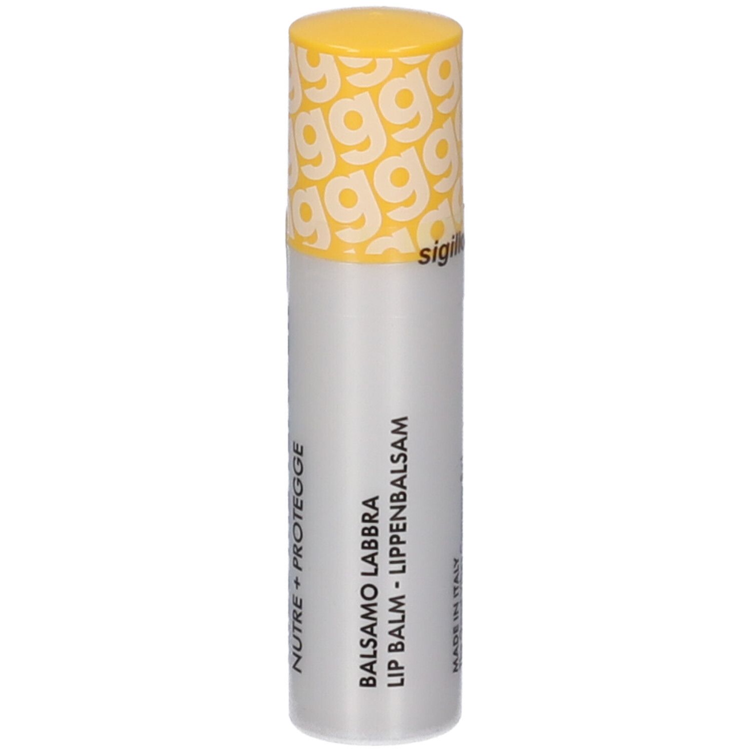 Lippenbalsam-Stift. Weißer Zylinder mit gelbem Deckel. Aufschrift: BALSAMO LABBRA, LIP BALM - LIPPENBALSAM.