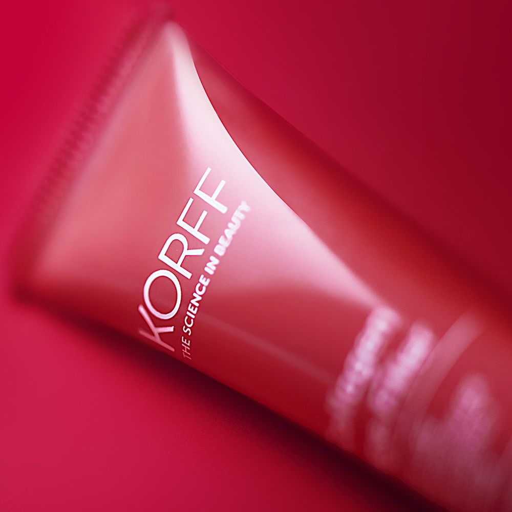 Nahaufnahme einer roten Tube mit KORFF-Logo. Der Name des Produkts ist kaum lesbar.