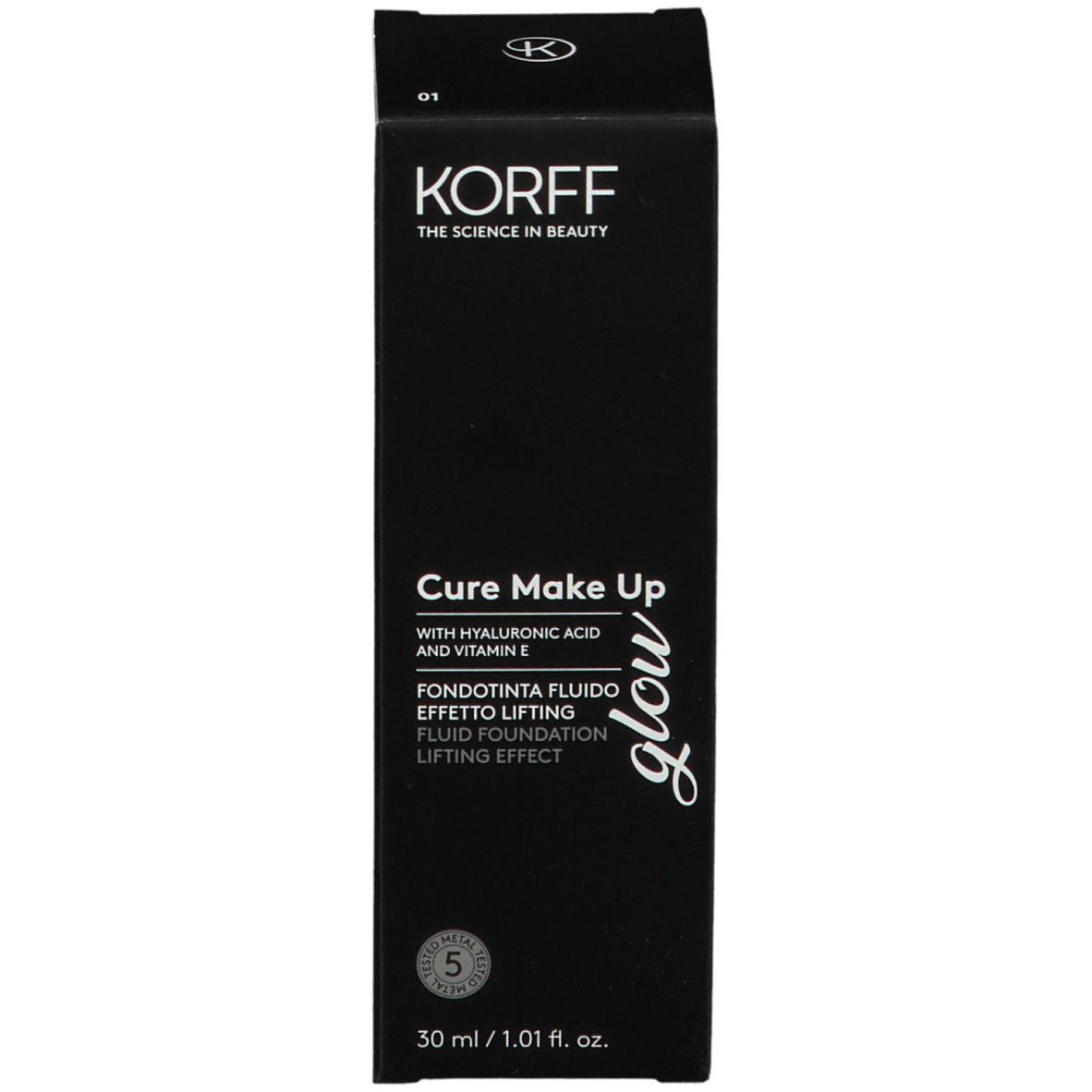 Emballage noir pour fond de teint KORFF Cure Make Up. Inscription: Glow, Cure Make Up, 30 ml.