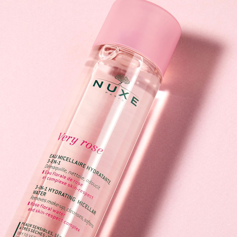 Flacone trasparente inclinato con liquido rosa e tappo rosa. Scritte: NUXE, Very rose.
