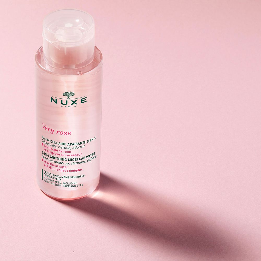 Rosa Flasche mit rosa Deckel. Aufschrift: NUXE, Very rose. Mizellenwasser 3-in-1. Auf rosa Hintergrund.