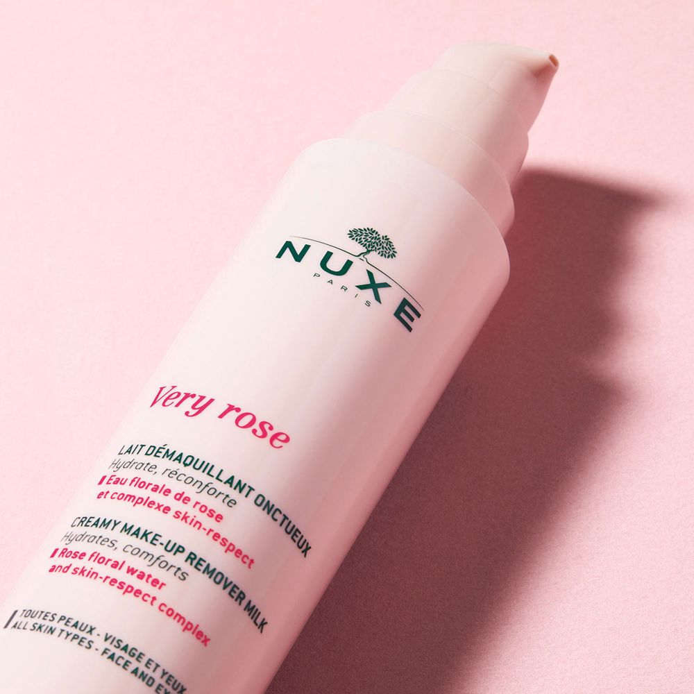 Gros plan sur un flacon rose avec pompe. Inscription : NUXE Paris, Very Rose. Texte en français et en anglais. Fond rose.