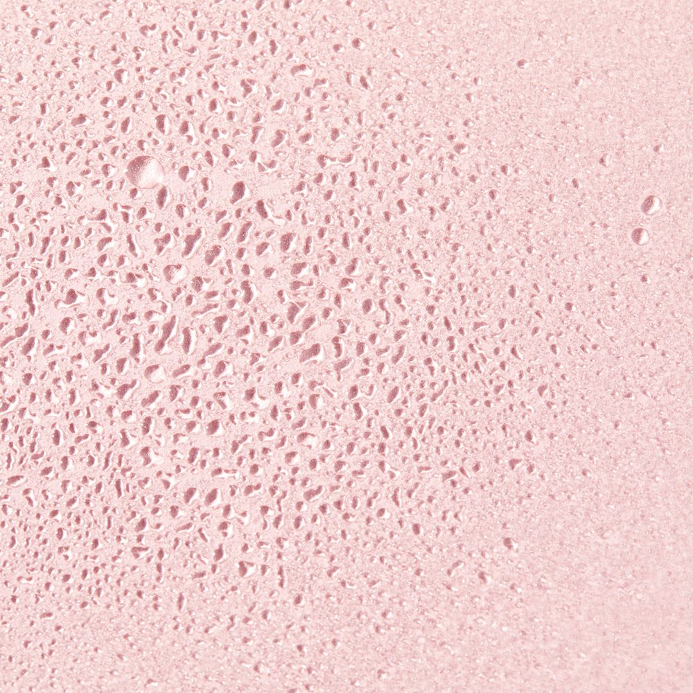 Sfondo rosa con piccole goccioline d'acqua. Superficie strutturata.