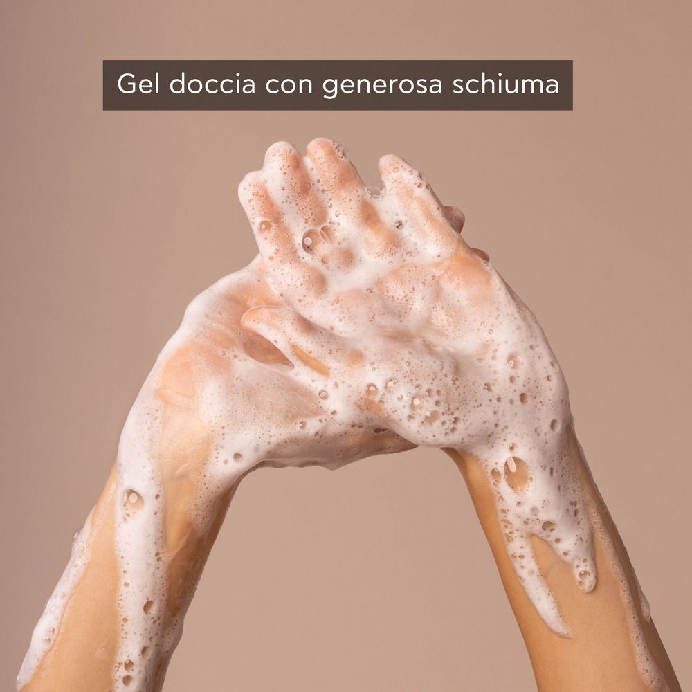 Hände mit Schaum bedeckt. Aufschrift: Gel doccia con generosa schiuma.